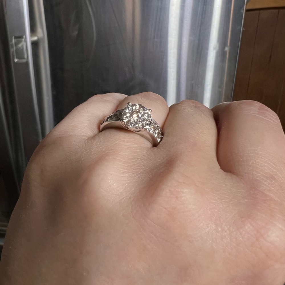 Brand new beautiful 13 diamond women’s wedding set H clarity - Picture 6 of 7